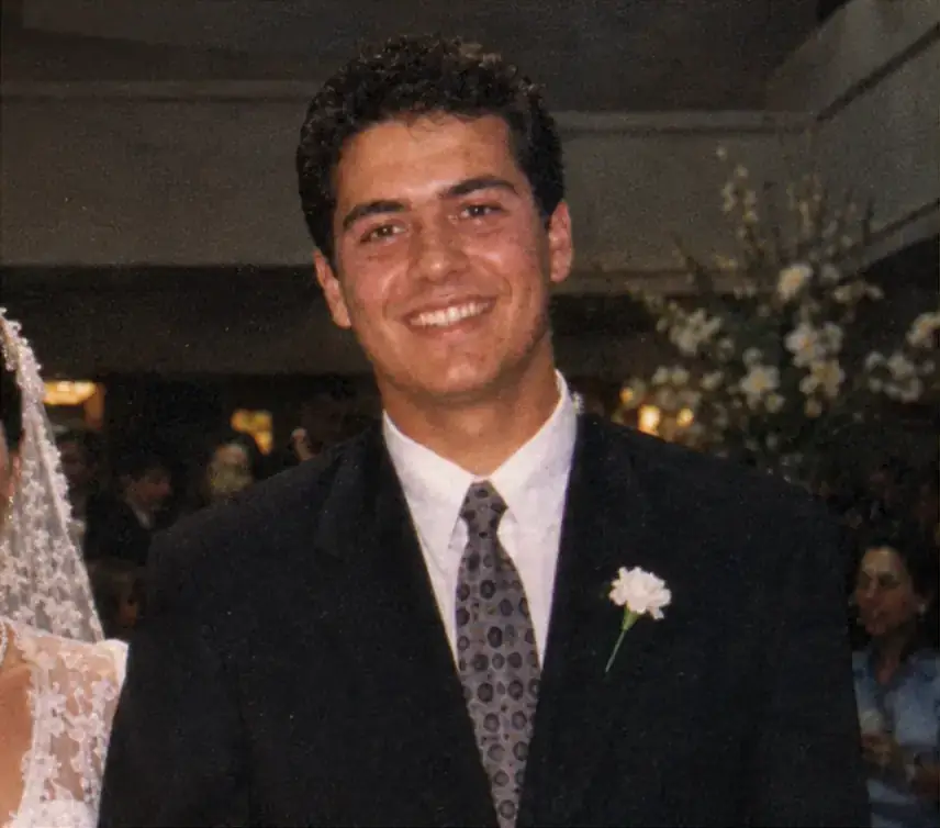 Fotografia de casamento dos anos 1990 em baixa resolução, com granulação e rosto sem definição