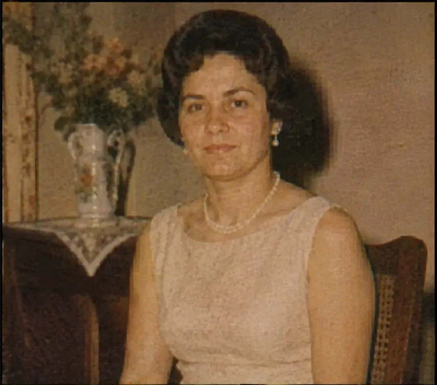 Retrato fotográfico antigo de uma mulher sentada, desbotado e sem definição